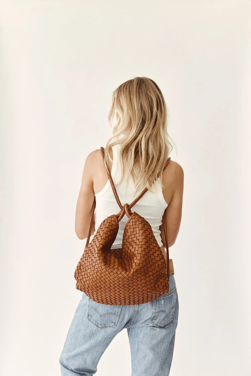 Woven Bella Backpack Tan Shoes_Vestirsi